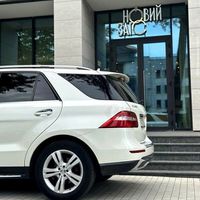 119 Внедорожник Mercedes Benz ML белый а