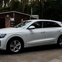 041 Позашляховик Audi Q8 біла прокат