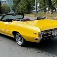 139 Ретро автомобіль Buick Skylark жовти