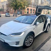 001 Tesla Model X белая электрический вн