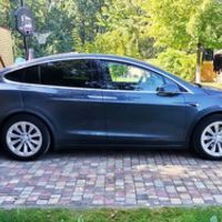 Tesla Model X серая электрический внедор