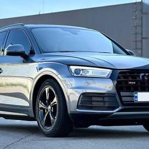 120 Позашляховик Audi Q5-Quattro сіро-го