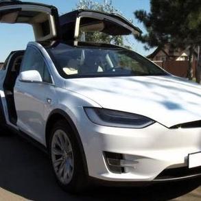 001 Tesla Model X белая электрический вн