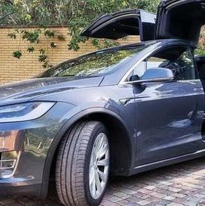 Tesla Model X серая электрический внедор